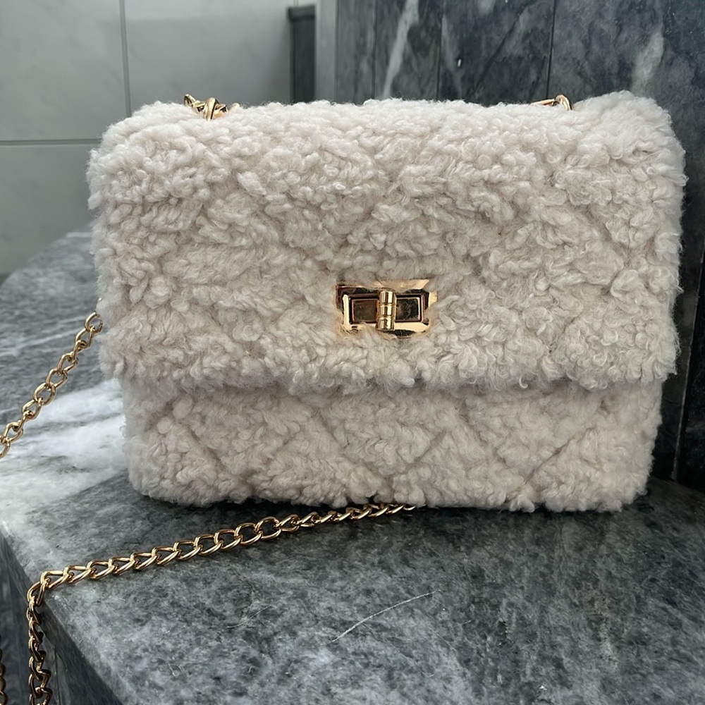 Urban Expressions Corriedale Crossbody in Ivory.